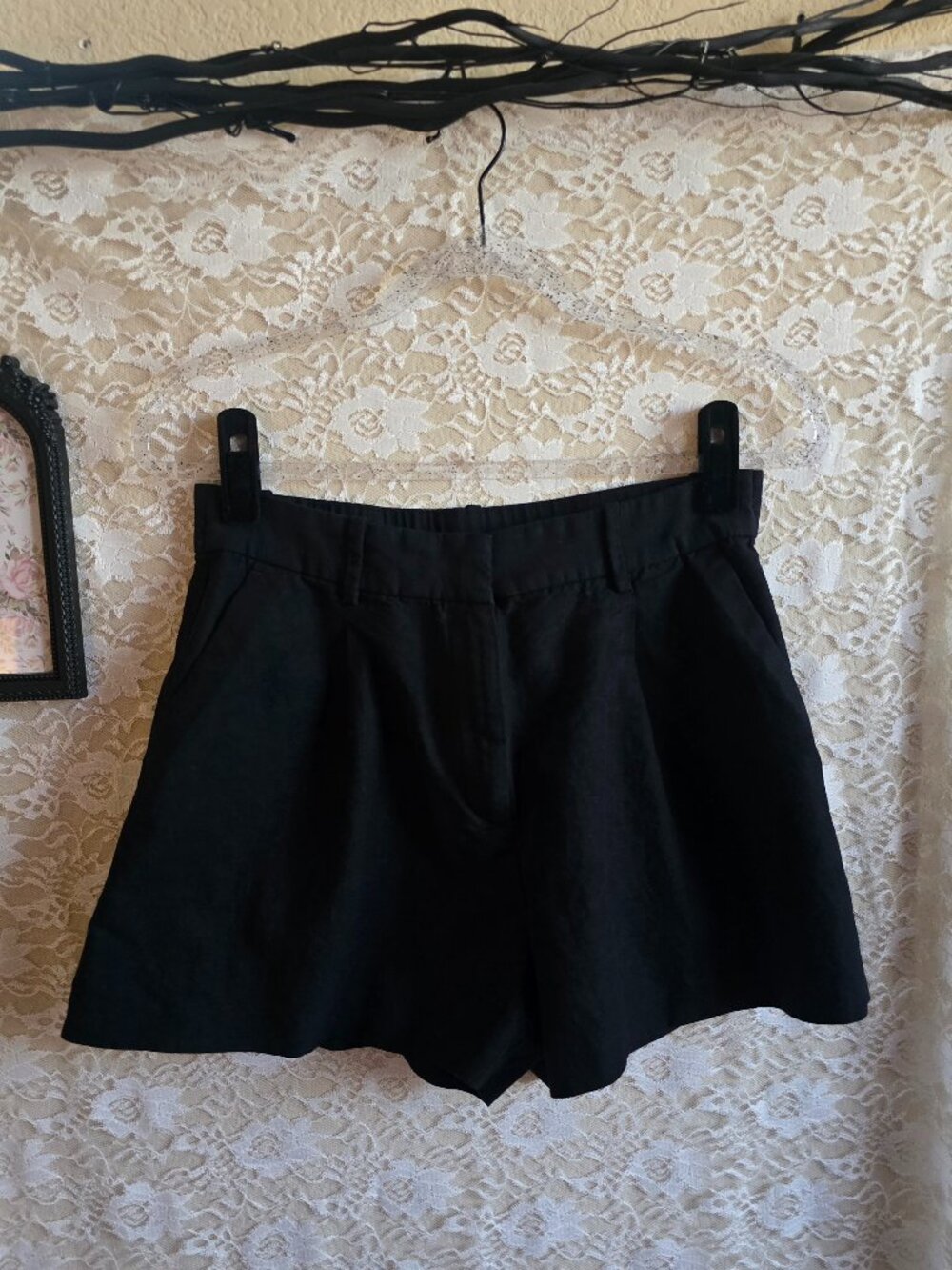 Black H&M High-Waist Pleated Linen-Blend Shorts - corporate goth - preppy
